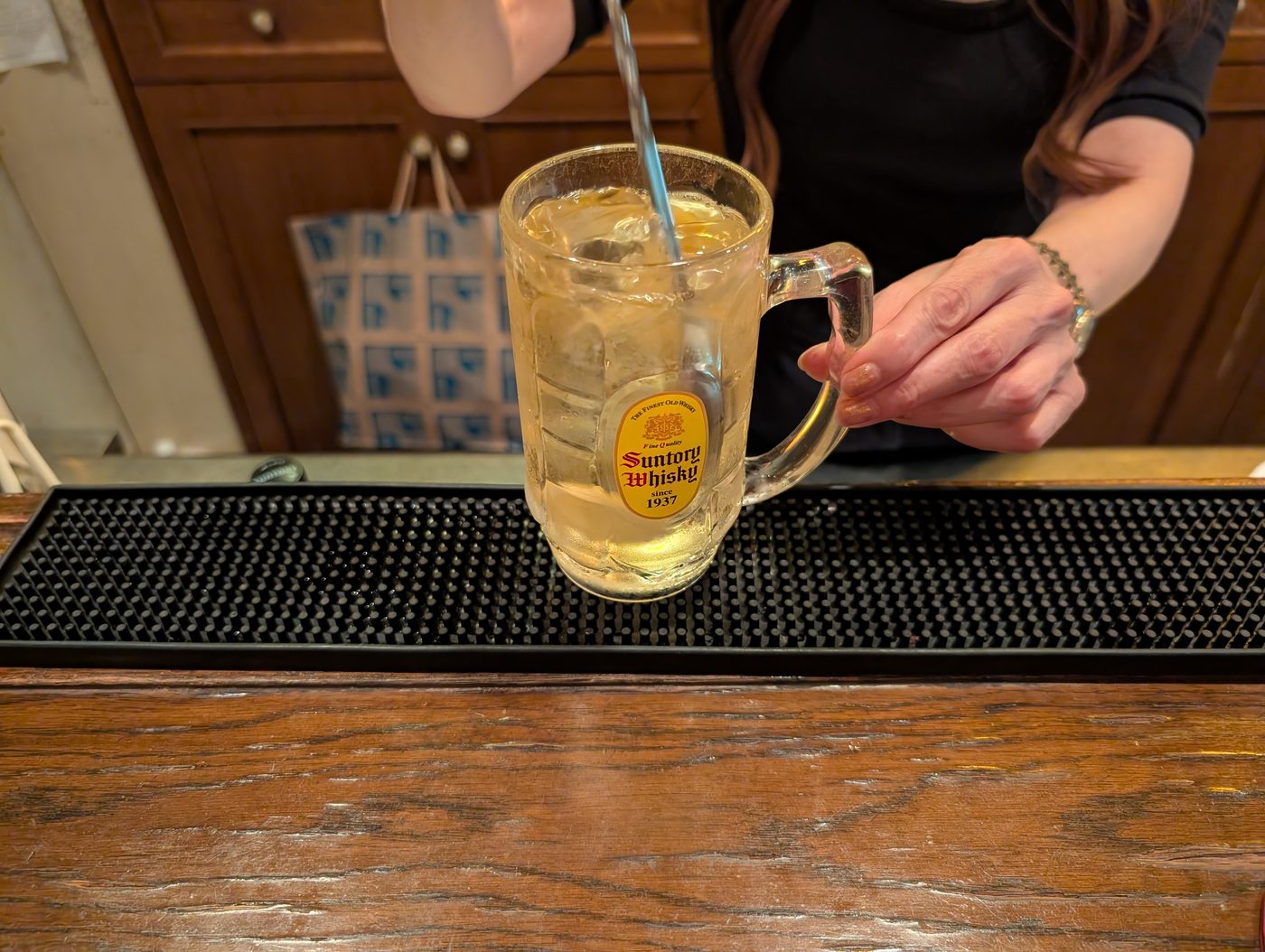 ジョッキに注がれるハイボール