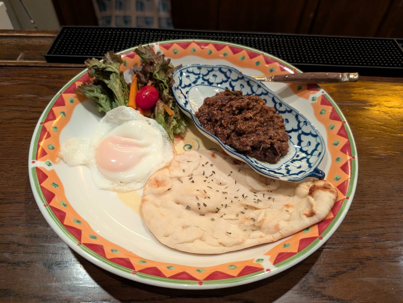 ナン・目玉焼き・サラダを添えたキーマカレープレート